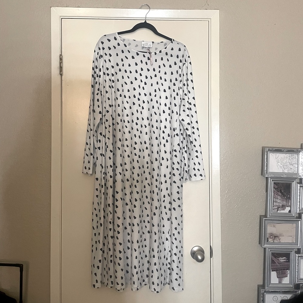 Dainty Jewel’s White and Black Dress